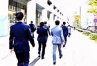 健康ニュース「オフィス街を通勤で歩く日本人男性サラリーマン」。家から会社に向かい、朝の通勤時間に歩くサラリーマン。日本人の1日の歩数平均は世界4位で6,000歩台だが、健康面を考えると8,000歩は必要らしい。