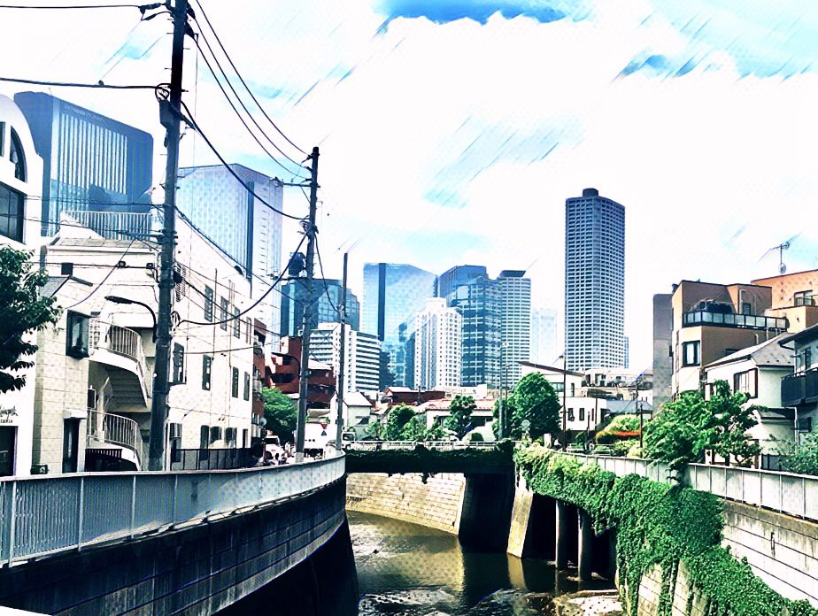 東京都新宿区北新宿を流れる神田川から、西新宿副都心の高層ビル街を眺める